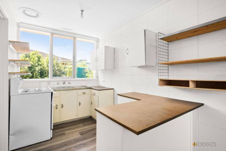 FRESHLY PAINTED THROUGHOUT l BRAND NEW CARPET THROUGHOUT l LARGE PRIVATE COURTYARD - Photo 3