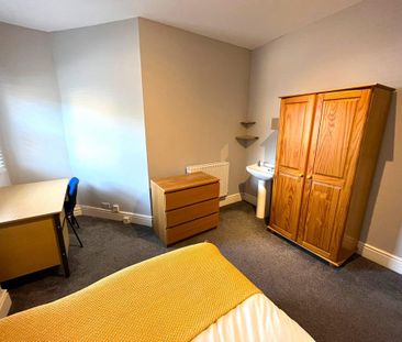 1 bedroom in a flat share to rent - Photo 4