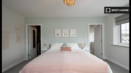 Room for rent in 4-bedroom house in Rathcoole, Dublin - Photo 2