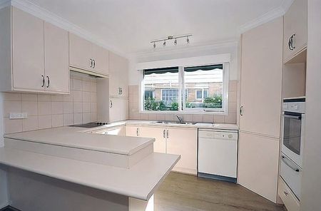 6 Knights Drive, Glen Waverley - Photo 3
