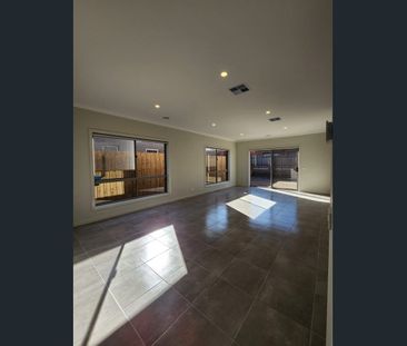 Like-New Family Living in Sought-After Pearland Estate - Photo 3