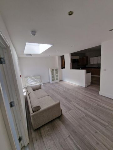 1 bedroom in a house share to rent - Photo 4