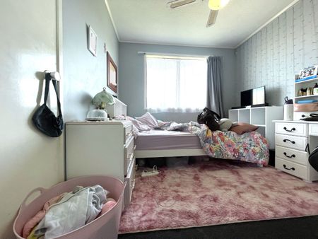 4 Bedrooms Family Home in Bucklands Beach - Photo 4