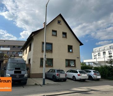 VERMIETUNG! Geräumige und solide 3,5-Zimmer-Mietwohnung nebst großzügiger Dachterrasse in VS-Schwenningen; inklusive Pkw-Stellplatz und Küchenzeile - Photo 2