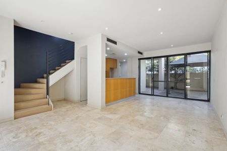 3 Bedroom 2 Car Bay House in the Heart of Subiaco! - Photo 3