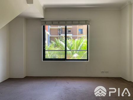 Spacious Bedroom Split Level Apartment - Photo 4