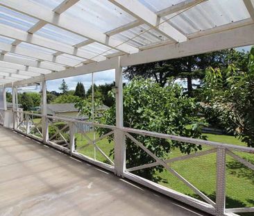 4 bdrm family home, massive yard and garden! - Photo 1