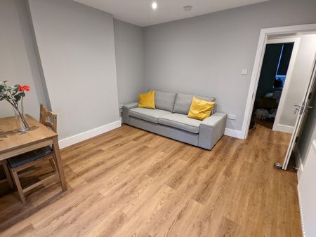 3 Bed Flat, Browning Street, SE17 - Photo 2