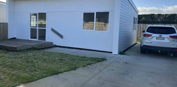 Near New Two Bedroom! - Photo 2