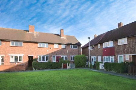Sparrow Farm Drive, Feltham, TW14 0DP - Photo 3