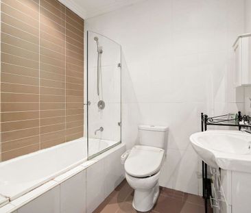 Modern Family Townhouse in Boutique Complex with Park Views - Photo 5