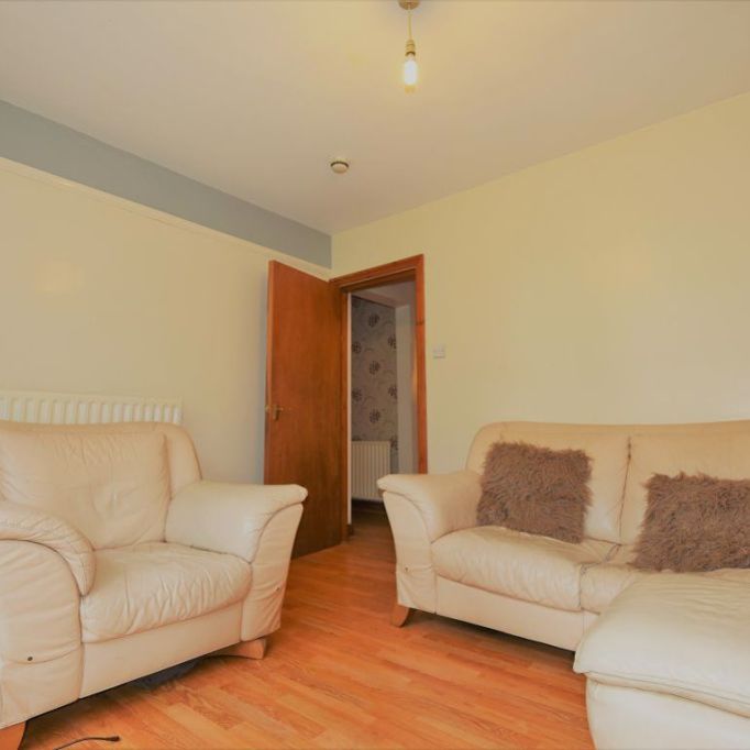 4 bedroom Flat in Otley Road, Leeds - Photo 1