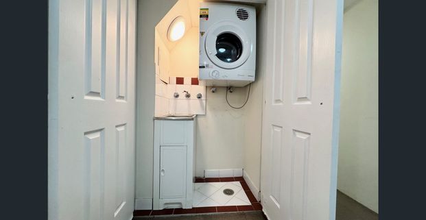 ONE BEDROOM APARTMENT WITH SECURE LOCK UP GARAGE! - Photo 1