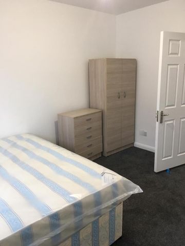 5 bedroom semi-detached house to rent - Photo 2