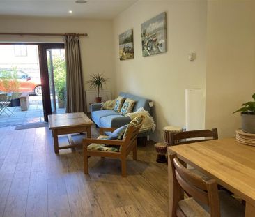 2 bedroom mews to rent - Photo 2