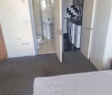 Studio Flat, Scarborough Road, E11 - Photo 1