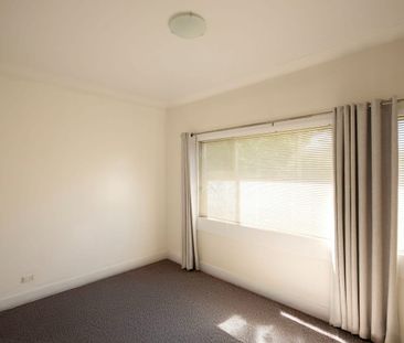 Spacious Family Living in a Prime Chelsea Location - Photo 2