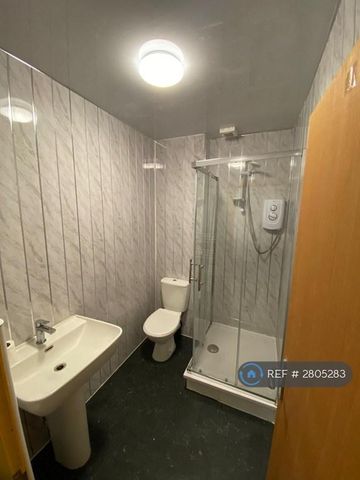 1 bedroom in a flat share to rent - Photo 5