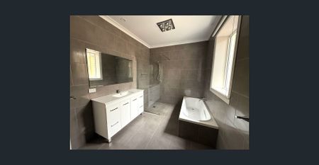 Three bedroom close to the CBD - Photo 5