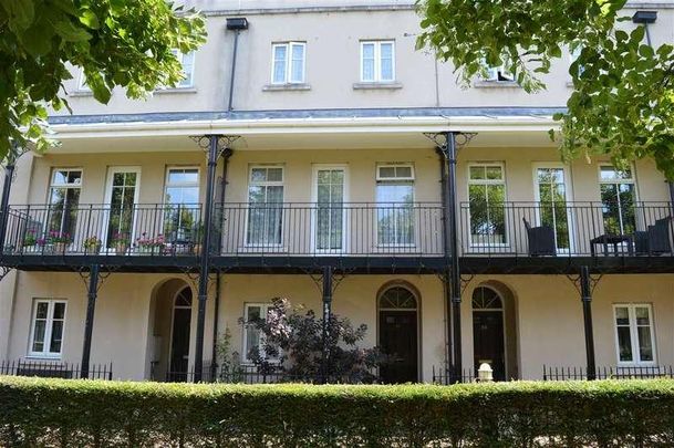 The Boulevard, Greenhithe, DA9 - Photo 1
