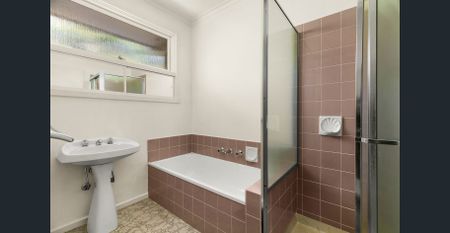 Light-Filled 2-Bedroom Unit in Prime Kew East Location - Photo 5