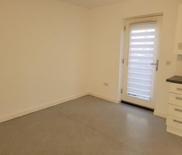 2 bedroom semi-detached house to rent - Photo 6