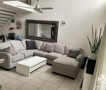 LARGE 2 STOREY 3 BEDROOM 2.5 BATHROOM TOWNHOUSE ON KAWANA ISLAND - Photo 1