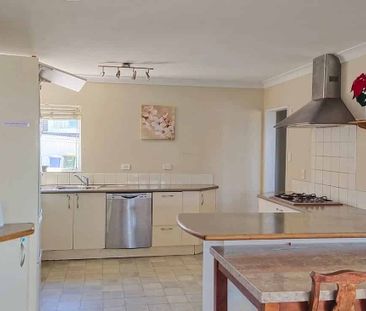Charming 4BR House in Te Atatu - Photo 5