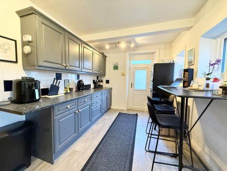 2 bedroom end of terrace house to rent - Photo 4