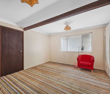 Four Bedroom Home With Original Interiors - Photo 3