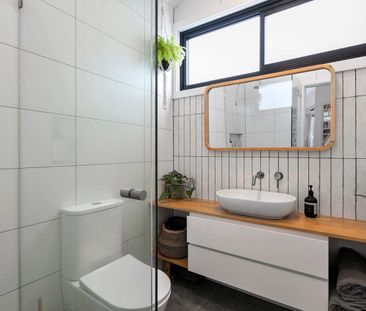 Architecturally designed villa in tranquil surrounds - Photo 3