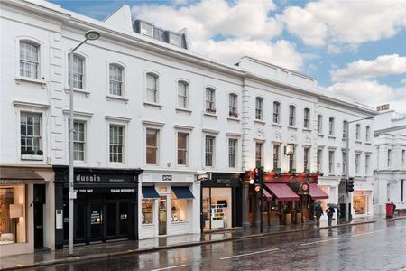 This extremely spacious three bedroom maisonette, benefits from having a large living space, as well as a private roof terrace. - Photo 2