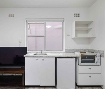 Furnished Studio Steps Away from Bondi Beach - Photo 4