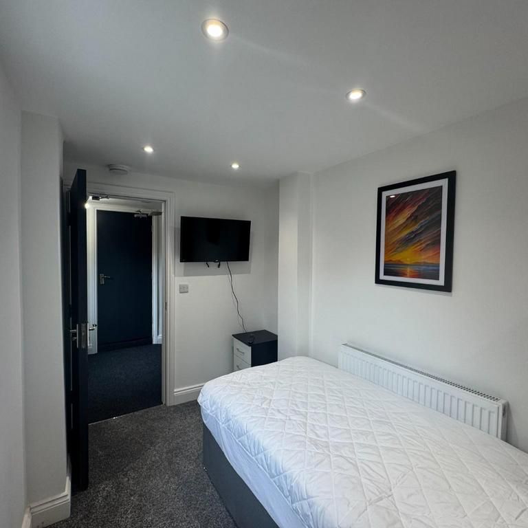 1 bedroom in a house share to rent - Photo 1