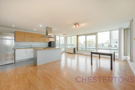 2 bedroom flat in Commercial Road - Photo 2