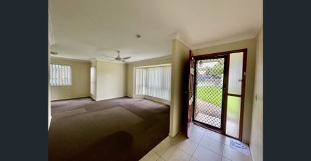 LOWSET BRICK HOME WALKING DISTANCE TO SUNNYBANK HILLS SHOPPINGTOWN! - Photo 2