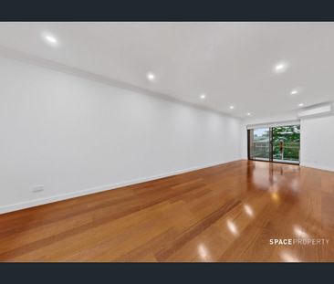 Renovated, Bright And Airy Apartment In The Heart of New Farm - Photo 2