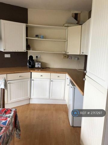 4 bedroom semi-detached house to rent - Photo 4