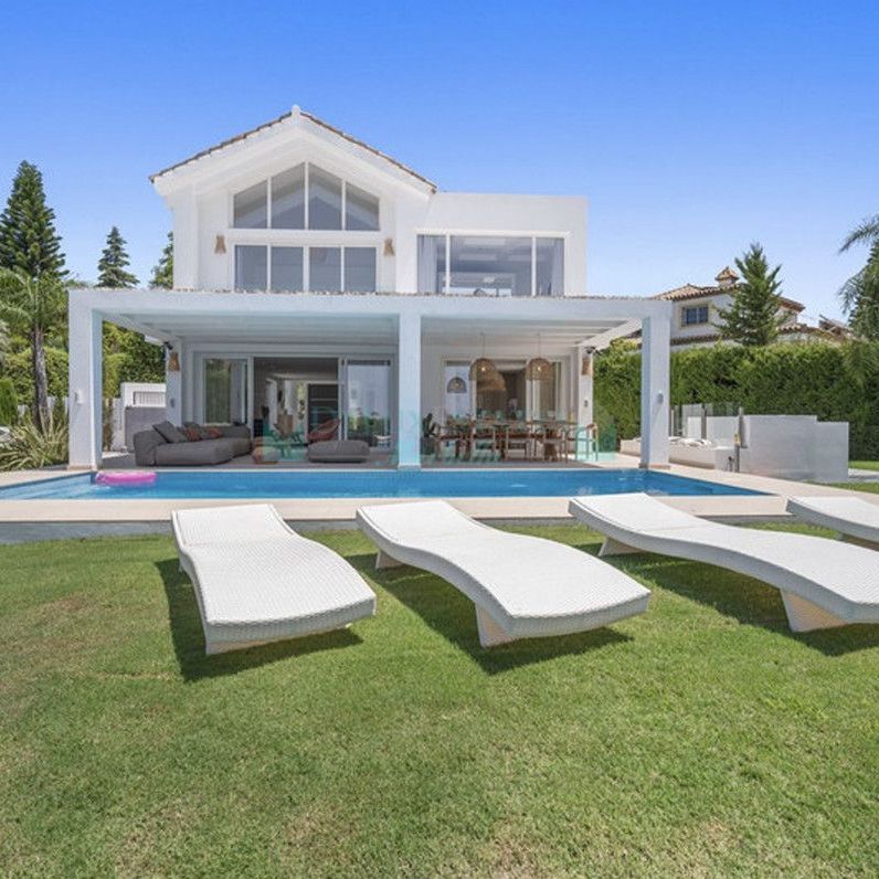 Villa for rent in El Paraiso, Estepona - Photo 1
