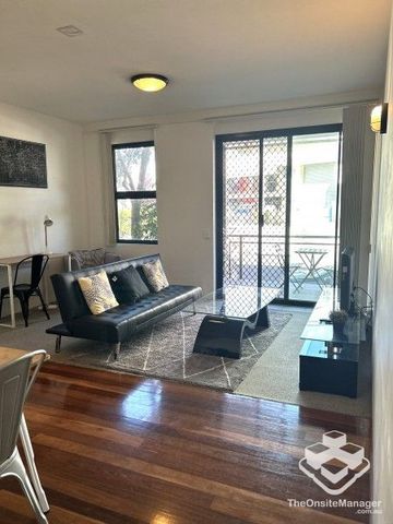 Furnished Quiet and Comfortable Home at Teneriffe - Photo 2