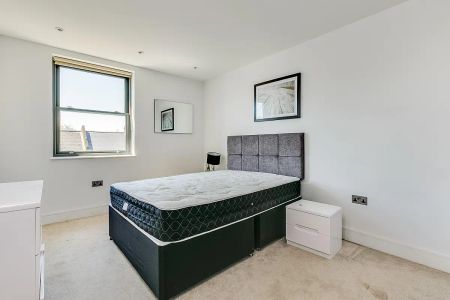 3 bedroom flat in London - Photo 3