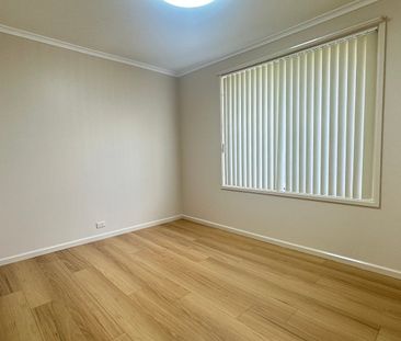 SPACIOUS RENOVATED 5-BEDROOM FAMILY HOME - Photo 4