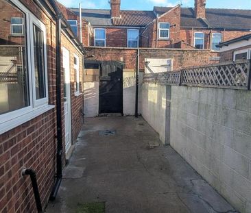 3 bedroom terraced house to rent - Photo 2