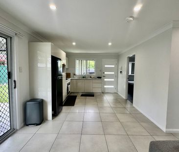 Spacious 2 bedroom Home with ample parking and excellent entertaini... - Photo 4