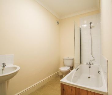 Suffolk Road Lowestoft, Suffolk - Photo 5