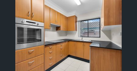 Charming 2 Bedroom Townhouse - Photo 3