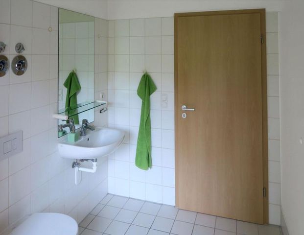 Seniorenfreundliche Wohnung im Grünen // Balkon // Bad und Küche mit Fenster // ruhige Lage - Photo 1