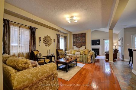 Detached Home For Lease | W9033084 - Photo 4