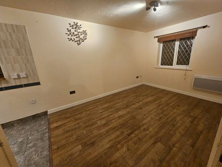 1 Bed Flat, Heathfield Drive, CR4 - Photo 2