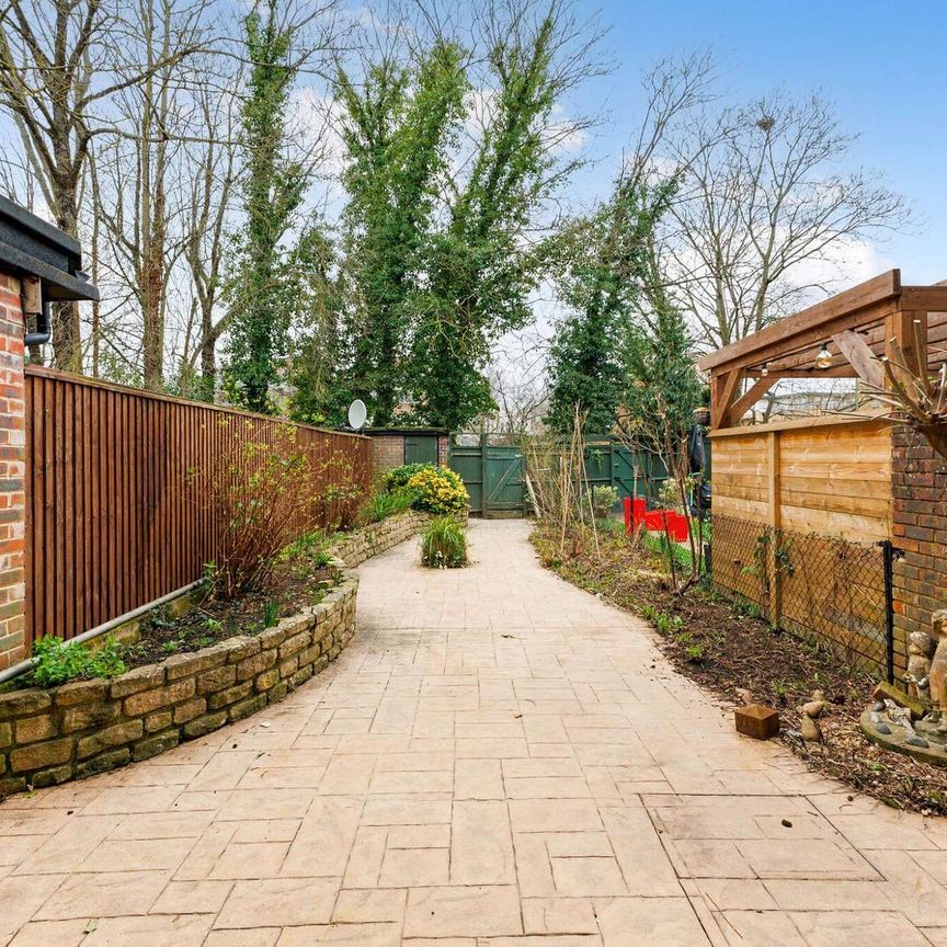 Lightly refurbished two bedroom ground floor flat in Central Oxford with enclosed low maintenance garden. - Photo 1